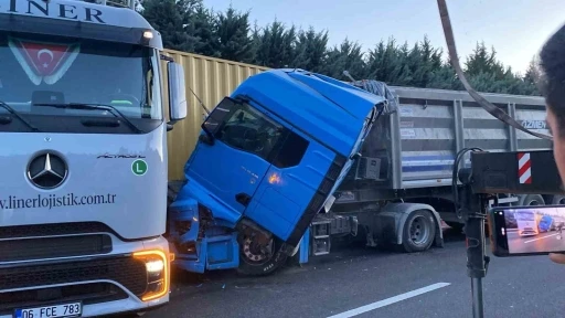 TEM’de yavaşlayan trafik zincirleme kazayı beraberinde getirdi
