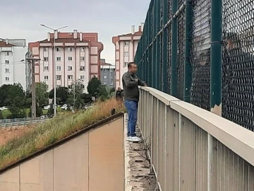 TEM Otoyolu köprüsünde intihar girişiminde bulunan şahsı polis ikna etti
