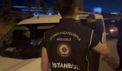 TEM Otoyolu&rsquo;nda 10 d&uuml;zensiz g&ouml;&ccedil;men yakalandı: Organizat&ouml;r tutuklandı
