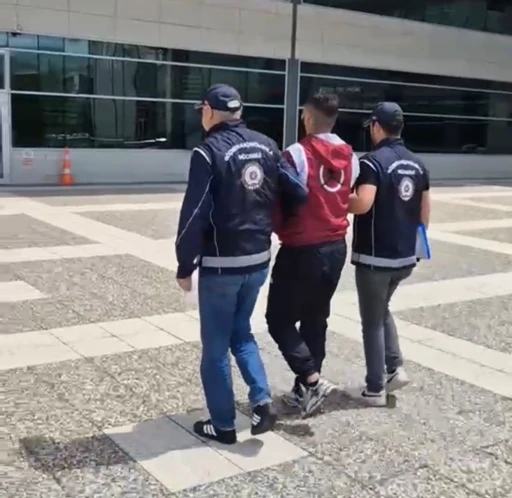 TEM Otoyolu&rsquo;nda 6 d&uuml;zensiz g&ouml;&ccedil;men yakalandı: Organizat&ouml;r tutuklandı

