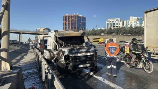 TEM Otoyolu&rsquo;nda ara&ccedil; alev aldı, s&uuml;r&uuml;c&uuml; son anda kurtuldu
