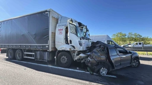 TEM Otoyolu&rsquo;nda kamyon cipi &ouml;n&uuml;ne katıp s&uuml;r&uuml;kledi: 2 yaralı
