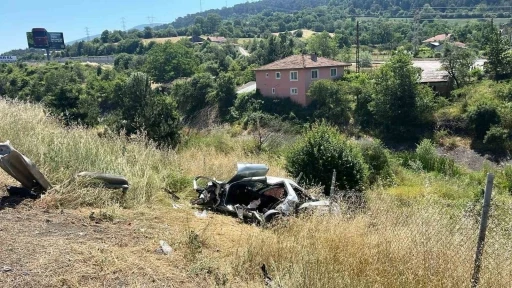 TEM Otoyolu&rsquo;nda otomobil şarampole devrildi: 1 &ouml;l&uuml;, 3 yaralı
