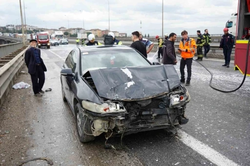 TEM Otoyolu&rsquo;nda yola d&ouml;k&uuml;len atıklar sonucu zincirleme kaza, 7 ara&ccedil; birbirine girdi
