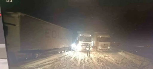 TEM Otoyolu&rsquo;nun Bolu ge&ccedil;işi Ankara istikametinde 3 tırın yolu kapatması sonucu ulaşım durdu

