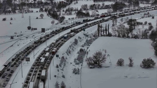 TEM Otoyolu&rsquo;nun Bolu ge&ccedil;işinde trafik fel&ccedil;: Ankara ve İstanbul y&ouml;n&uuml;nde trafik durdu
