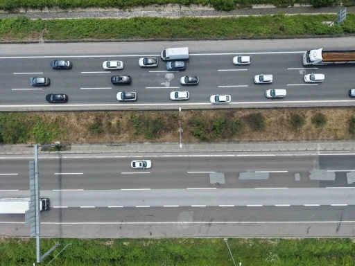 TEM Otoyolu&rsquo;nun D&uuml;zce ge&ccedil;işinde bayram tatili yoğunluğu başladı
