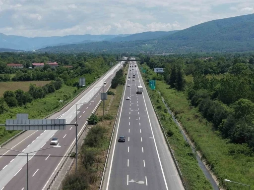 TEM Otoyolu&rsquo;nun D&uuml;zce ge&ccedil;işinde bayramın ilk g&uuml;n&uuml; sakin ge&ccedil;iyor
