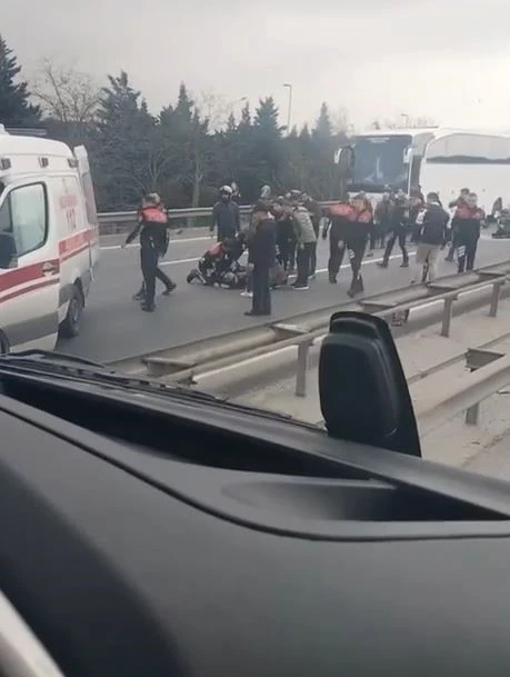 TEM Otoyolunda zincirleme kazada 4 polis memuru yaralandı
