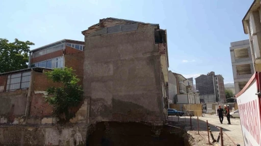 Temelindeki g&ouml;&ccedil;&uuml;k sonrası apartman m&uuml;h&uuml;rlendi
