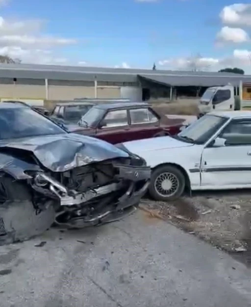 Temizlenmesi için bırakılan lüks otomobili izinsiz alıp 3 araca çarptı: 1 yaralı
