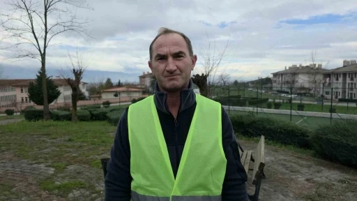 Temizlik iş&ccedil;isi, &ccedil;alılıklar arasında bulduğu T&uuml;rk bayrağını yerde bırakmadı
