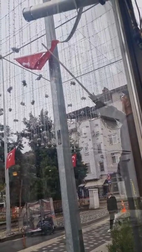 Temizlik iş&ccedil;isinin bayrak duyarlılığı

