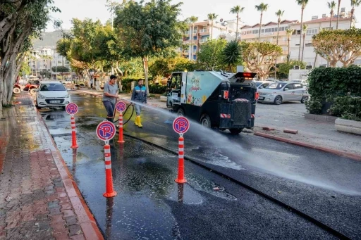 Temizlik işleri ekipleri Alanya&rsquo;yı bayrama hazırlıyor
