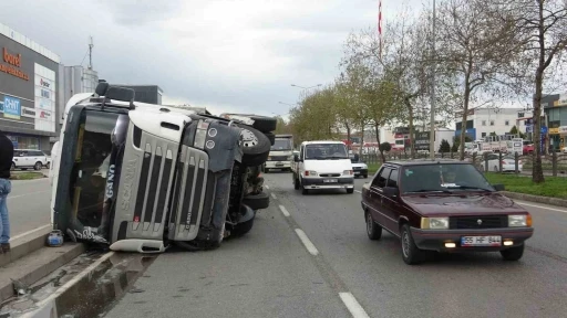 Temizlik malzemesi yüklü tır devrildi: 1 yaralı
