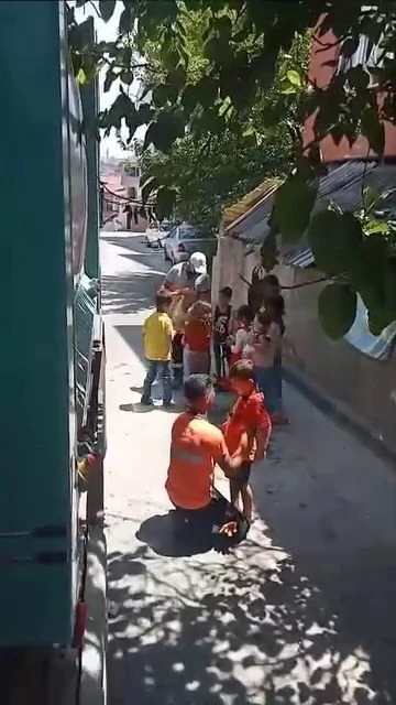 Temizlik personellnin hareketi yürekleri ısıttı
