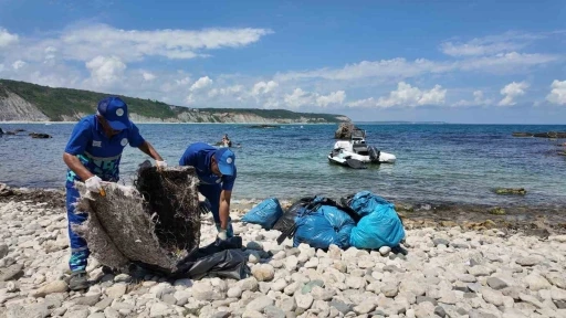Temizlik sorumluluğu İBB&rsquo;de olan Karaburun Sahili temizlenmeyince Arnavutk&ouml;y Belediyesi harekete ge&ccedil;ti
