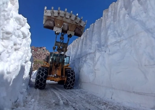 Temmuz ayında 6 metrelik karda yol a&ccedil;ma &ccedil;alışması

