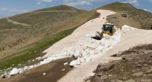 Temmuz ayında karla m&uuml;cadele devam ediyor
