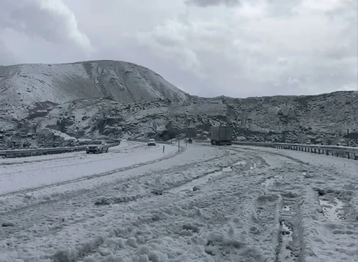 Tend&uuml;rek Ge&ccedil;idi&rsquo;nde dolu yağışı kışı aratmadı
