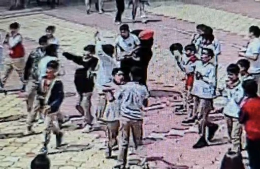 Teneff&uuml;ste fenalaşan &ouml;ğrenciye &ouml;ğretmenden hayat kurtaran m&uuml;dahale

