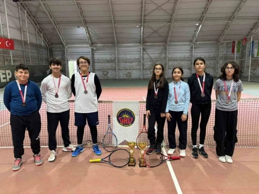 Tenise Gaziantep Kolej Vakfı &Ouml;zel Okulları damgası
