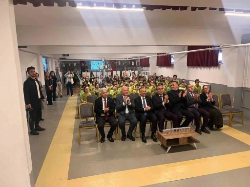 Tepebaşı&rsquo;nda minik ellerden dev sergi: "Kitaplarla B&uuml;y&uuml;yen Gelecek"
