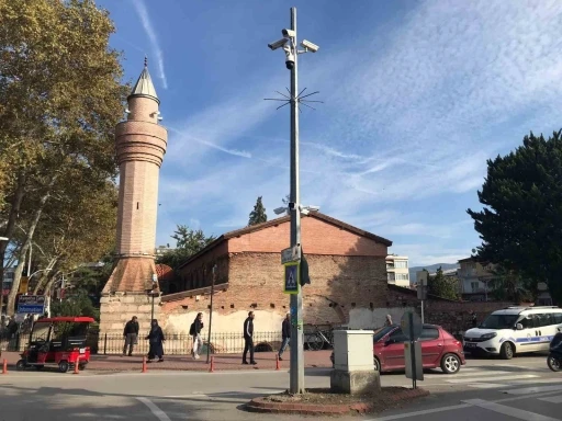 Tepki çeken restorasyon: &quot;602 yıllık minare ayakta, 18 yıllık minare çürüyor&quot;
