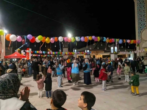 Teravih sonrası cami avlusunda &ccedil;ocuk şenliği d&uuml;zenlendi
