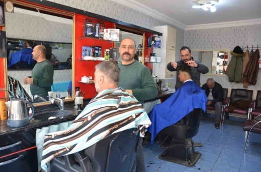 Tercan’da berberlerde bayram yoğunluğu
