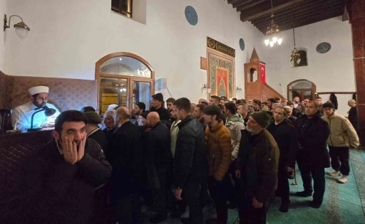 Tercan’da Sakal-ı Şerif’i görmek için vatandaşlar Merkez Camii’ne akın etti
