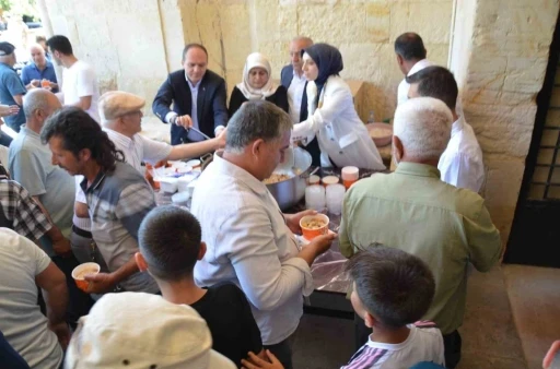 Tercan&rsquo;da tarihi kervansarayda vatandaşlara aşure ikram edildi
