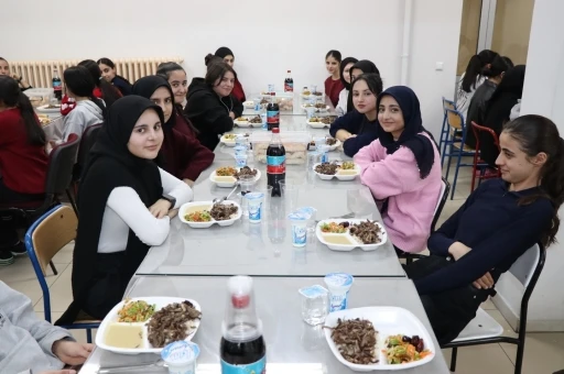 Tercan Kaymakamı &ouml;ğrencilerle iftar sofrasında

