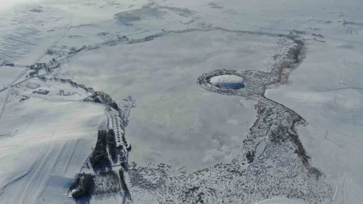 Termometreler eksi 21&rsquo;i g&ouml;sterdi, Hafik G&ouml;l&uuml; tamamen dondu
