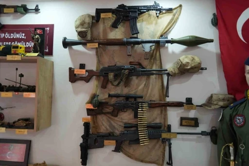 Ter&ouml;r gazisi, evinin bodrumunda kurduğu m&uuml;zeyi Mehmet&ccedil;ik Vakfı&rsquo;na bağışladı
