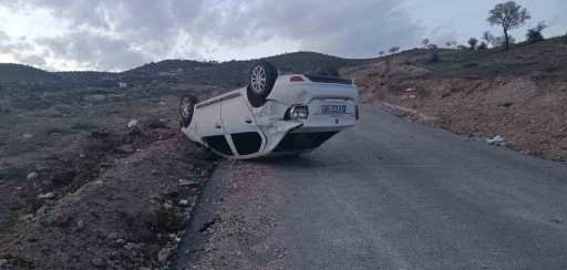 Ters d&ouml;nen otomobilin s&uuml;r&uuml;c&uuml;s&uuml;, aracı bırakarak ka&ccedil;tı
