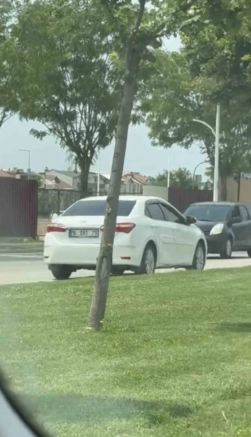 Ters şeritten giden otomobil, trafiği b&ouml;yle kilitledi
