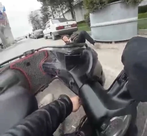 Ters yola giren motosiklet yayaya çarptı: Yaya, &quot;Pardon abi&quot; dedi
