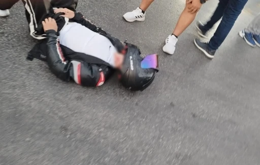 Ters yönden dönüş yapan araç motosikletle çarpıştı: 2 yaralı
