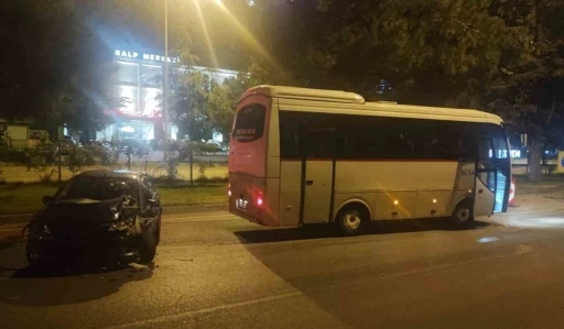 Ters y&ouml;nden gelen alkoll&uuml; s&uuml;r&uuml;c&uuml; servis minib&uuml;s&uuml;ne &ccedil;arptı

