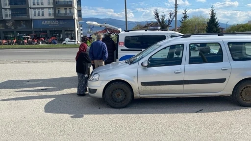 Ters y&ouml;nden gelen hafif ticari ara&ccedil; motosikletle &ccedil;arpıştı: 1 yaralı
