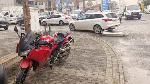 Ters y&ouml;nden gelen motosikletin otomobille &ccedil;arpışma anı kamerada: 1 yaralı
