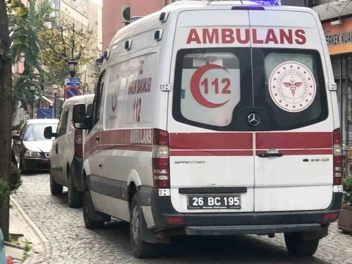 Ters yönden gelen plakasız otomobil ambulansın ilerlemesini engelledi
