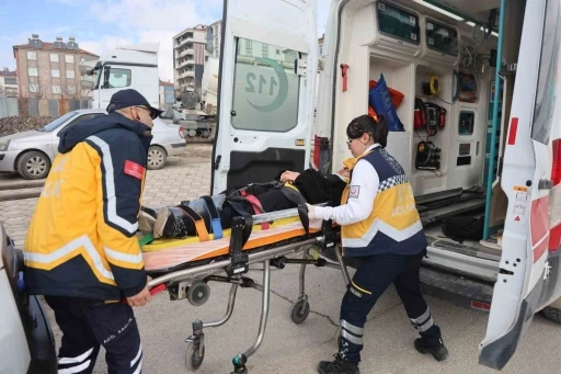 Ters y&ouml;ne giren kamyonet, &ouml;ğrenci servisine &ccedil;arptı: 9 yaralı