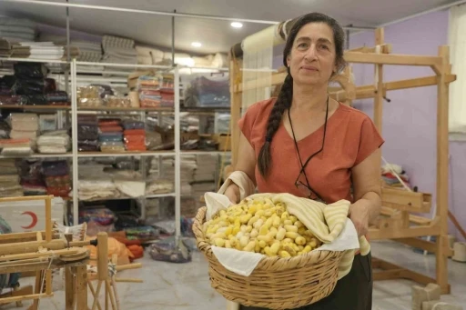Tescilli &rsquo;Hatay Sarısı&rsquo;nı yaşatmak i&ccedil;in &ouml;mr&uuml;n&uuml; adayan kadına "Yaşayan İnsan Hazinesi" &ouml;d&uuml;l&uuml;
