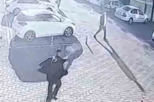 Tetikçinin otobüs firması sahibine silahlı saldırısı kamerada
