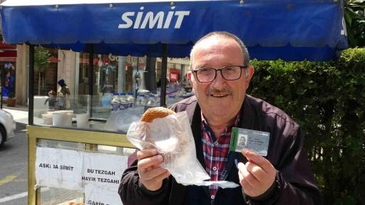 Tezgahı k&uuml;&ccedil;&uuml;k, g&ouml;nl&uuml; b&uuml;y&uuml;k engelli simit&ccedil;i
