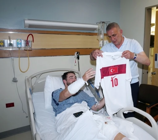 TFF Başkanı Hacıosmanoğlu, kaza ge&ccedil;iren polisi hastanede ziyaret etti
