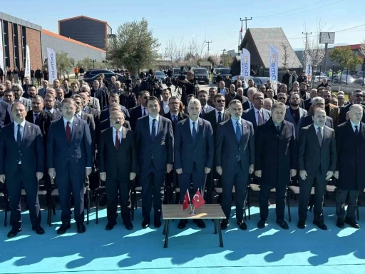 Ticaret Bakanı Bolat: "İran&rsquo;la ticari taşımalar kontroll&uuml; bir şekilde devam ediyor"
