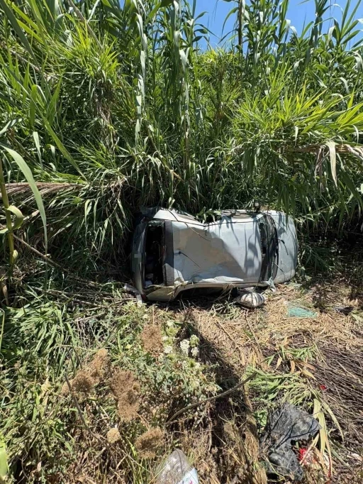Ticari ara&ccedil; ile &ccedil;arpışan otomobil bah&ccedil;eye devrildi: 2 yaralı
